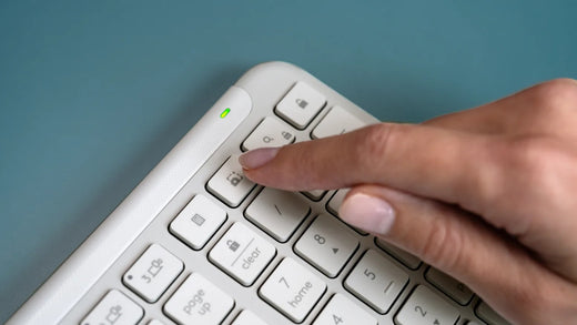 TECLADO LOGITECH SLIM SILENT K950 WIRELESS BOLT/BLUETOOTH SP WHITE (920-012593)